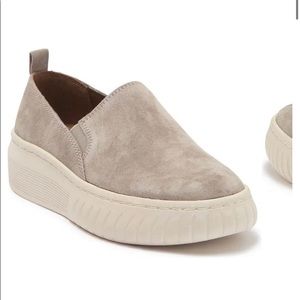 Söft ligh grey suede sneakers